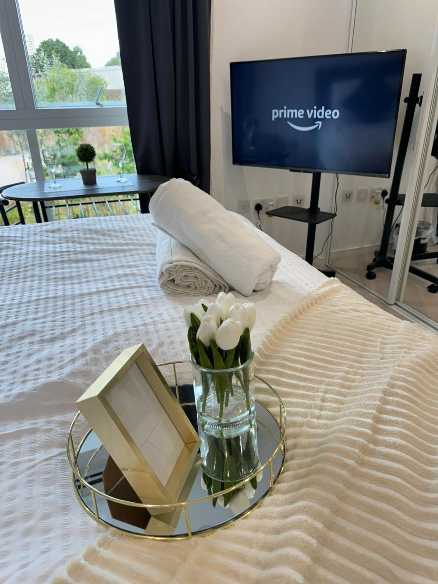 Kayz Lodge- Luxury Ensuite-Private & Shared Accommodation In A New House At The Olympic Village Overlooking Stratford Westfield And Tube Station London Eksteriør bilde